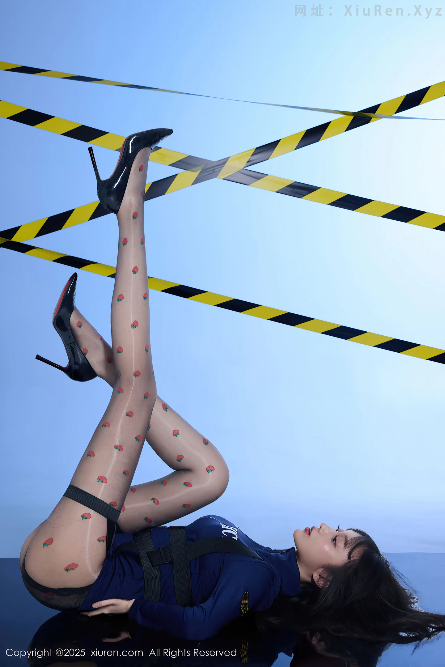 图片[5]-[XiuRen秀人网]VOL.10544 模特玥儿玥er性感制服配草莓黑丝+胶带裹身秀曼妙身姿诱惑写真68P-秀人网官方网站